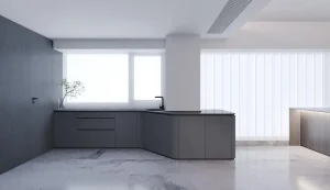Il muro bianco si abbina ai mobili da cucina grigi