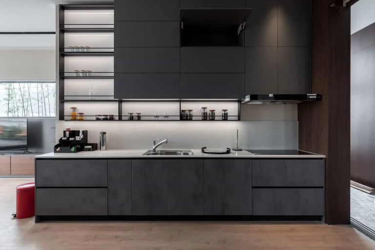 gabinetes de cocina negros y grises