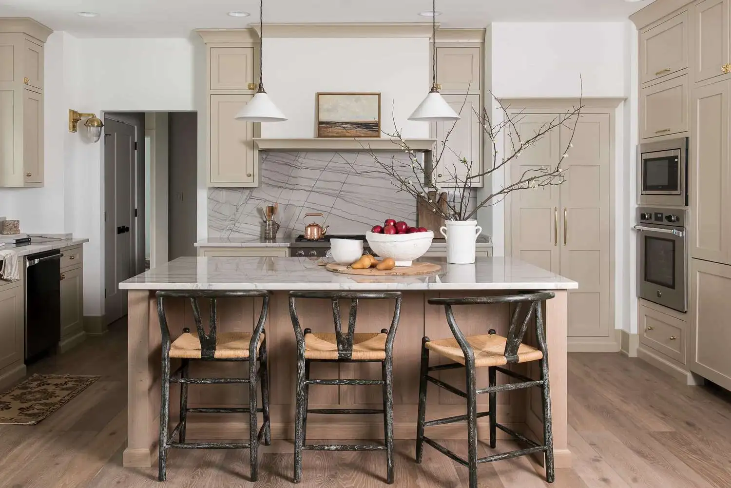 Il colore delle pareti color crema o beige si abbina ai mobili da cucina grigi