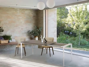 Il tavolo da pranzo dal design moderno si abbina ai pavimenti grigi