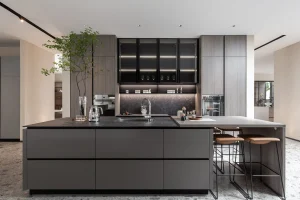 Elegante cucina nera e grigia con accenti di illuminazione moderni