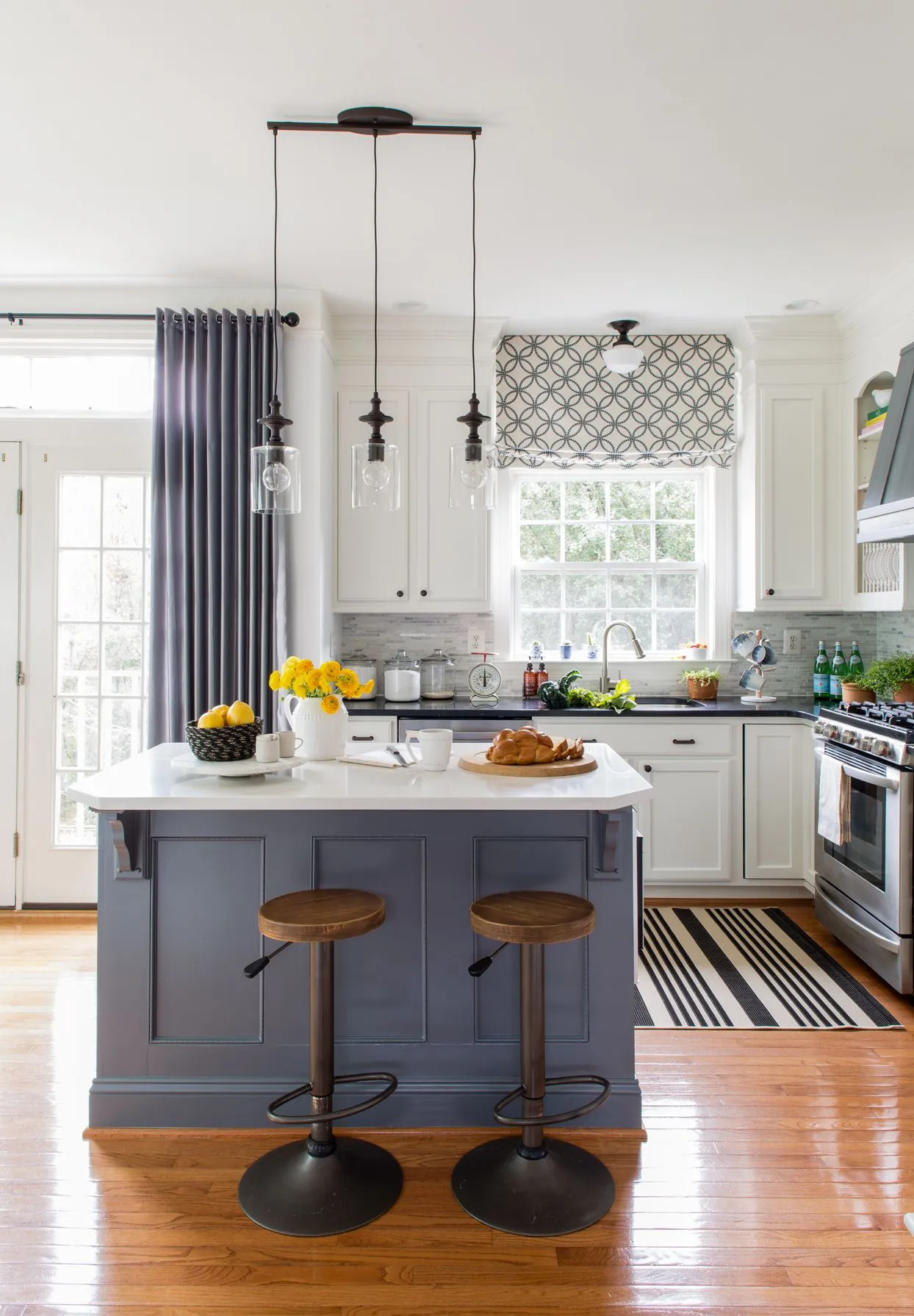 A compact kitchen featuring bold colors and finishes A compact kitchen featuring bold colors and finishes