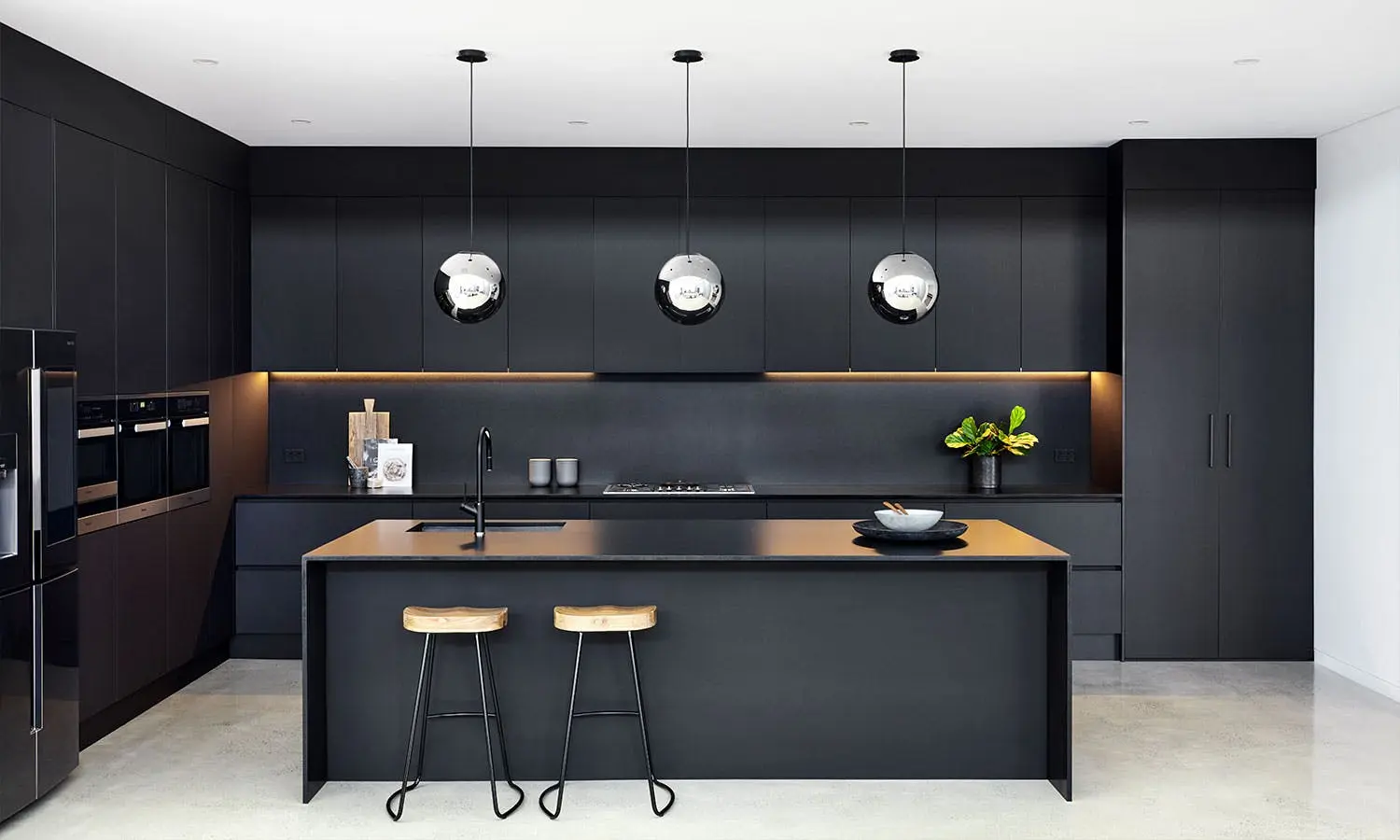 Cocina moderna con gabinetes negros mate y diseño minimalista. Cocina moderna con gabinetes negros mate y diseño minimalista.