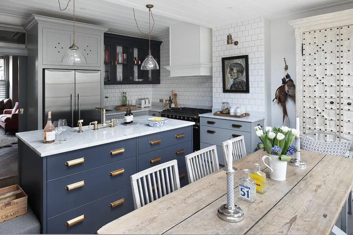 Blue and white kitchen with gold hardware and a rustic wooden table Blue and white kitchen with gold hardware and a rustic wooden table