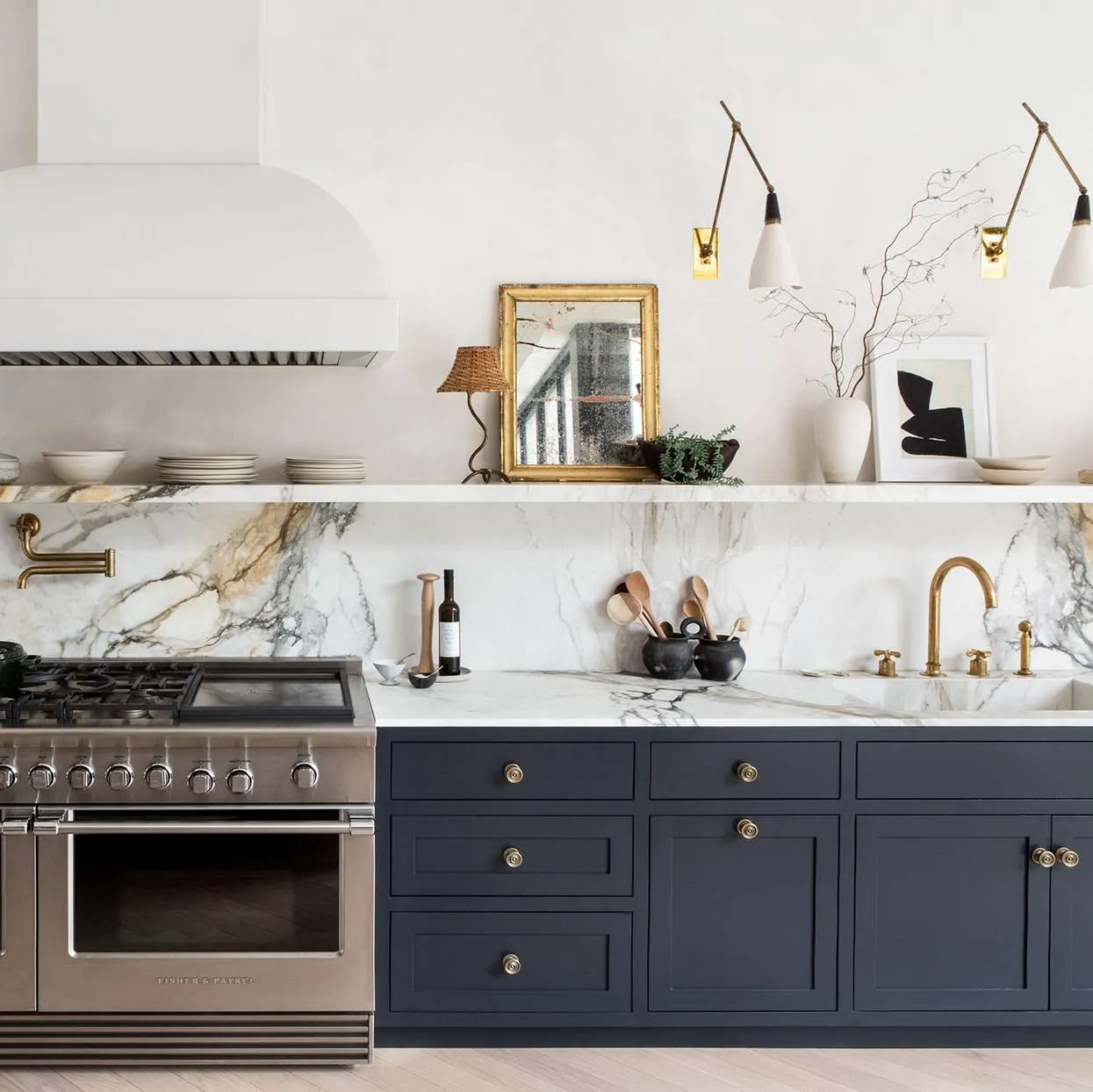 Modern kitchen with marble backsplash and brass fixtures for a luxe look Modern kitchen with marble backsplash and brass fixtures for a luxe look
