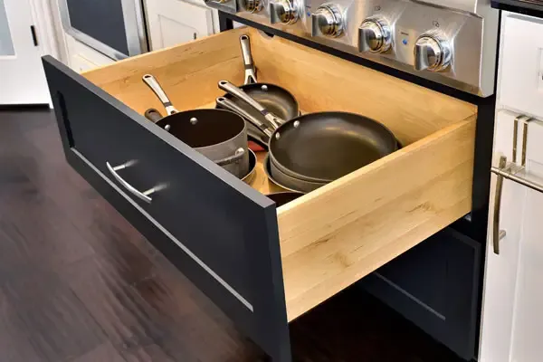 deep drawers to store pots