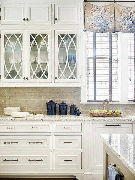 White kitchen cabinets with decorative glass inserts White kitchen cabinets with decorative glass inserts