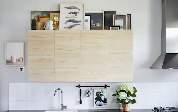 Decoración de gabinetes de cocina modernos para mostrar fotos familiares