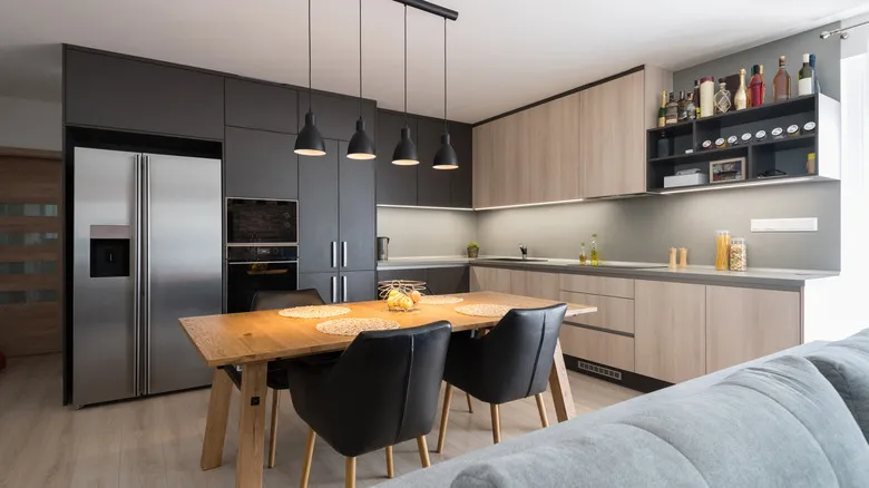 Decoración de gabinetes de cocina modernos con botellas de vidrio
