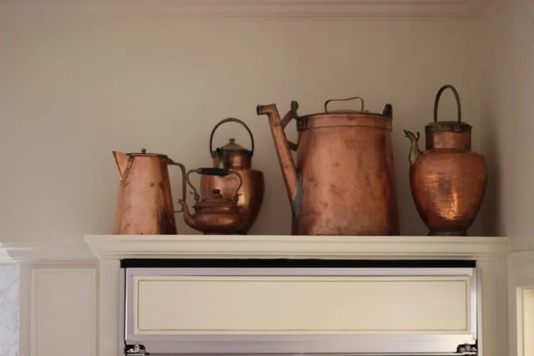 Decoración de gabinetes de cocina modernos para exhibir teteras