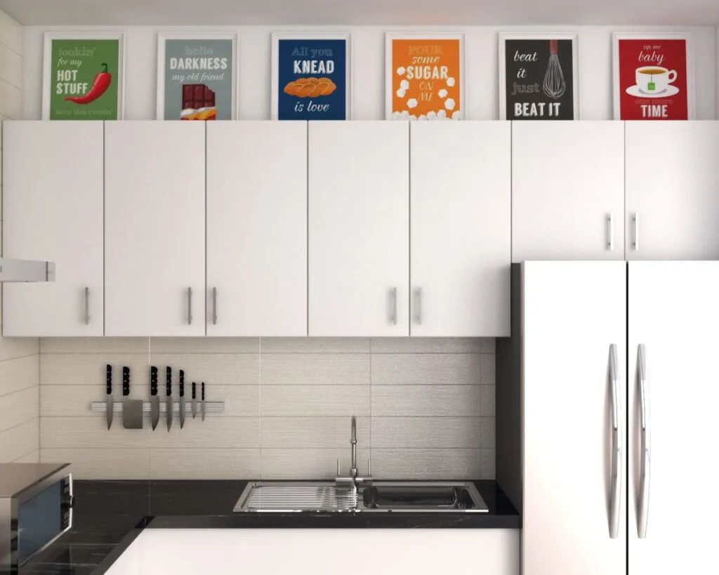 Decoración superior para gabinetes de cocina modernos. Utilice arte enmarcado