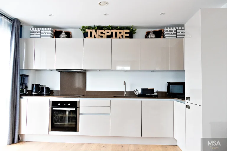 Decorazioni eleganti sopra i mobili della cucina moderna per un look raffinato