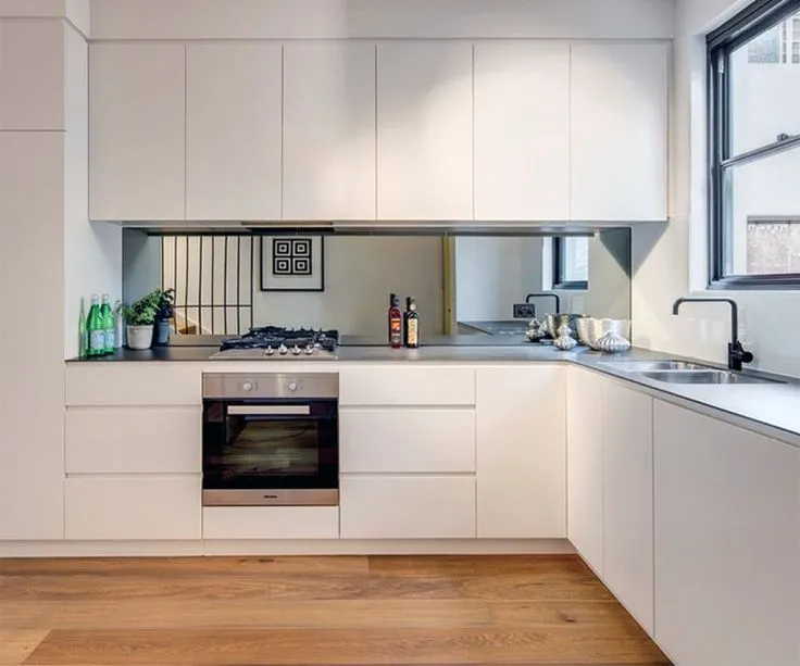 modern kitchen Mirrored Backsplash