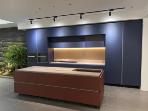 Cucina contemporanea con mobili blu navy e bancone dell'isola marrone