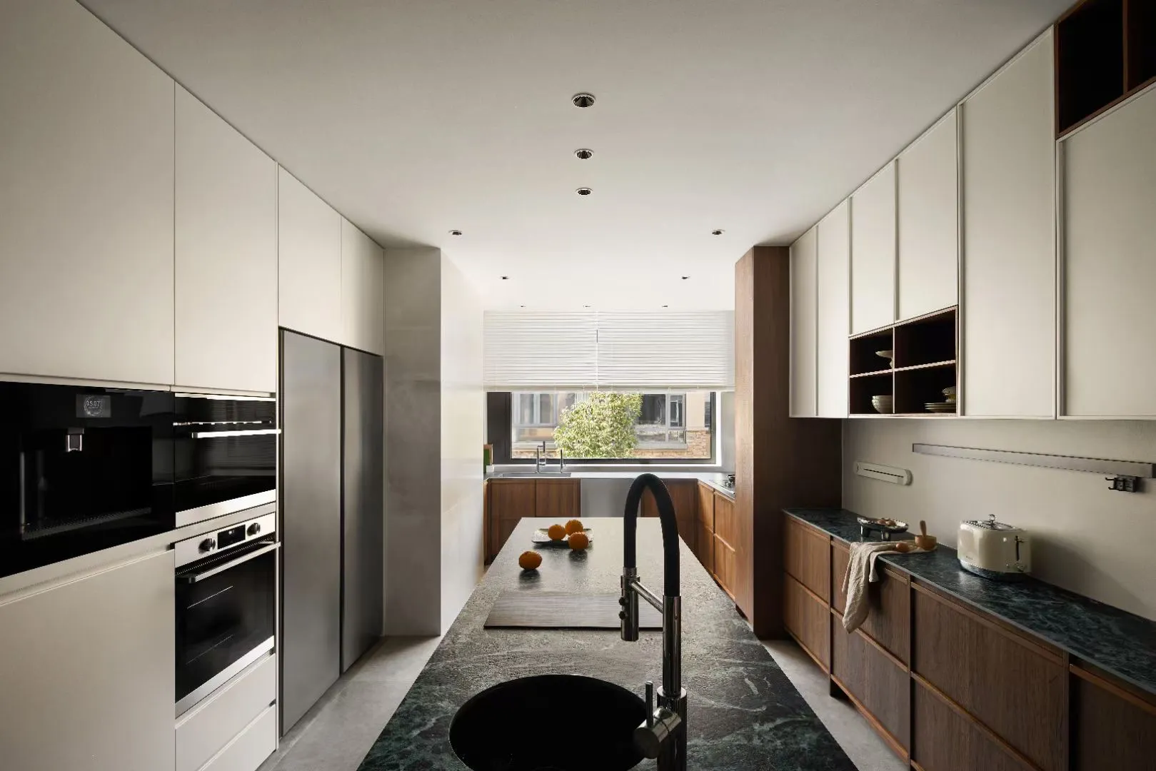 Cucina minimalista con isola in marmo e mobili bianchi