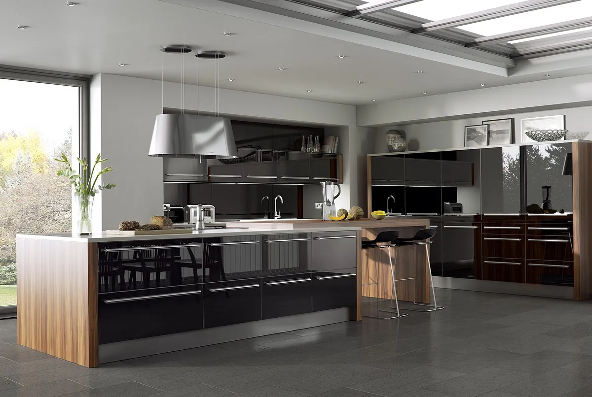 Los modernos gabinetes de cocina de diseño oscuro presentan superficies reflectantes Los modernos gabinetes de cocina de diseño oscuro presentan superficies reflectantes