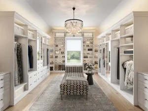 Elegante cabina armadio con mensole, sedute e lampadario