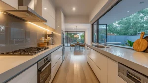 Elegante cucina a corridoio con ampia finestra in vetro e pavimenti in legno