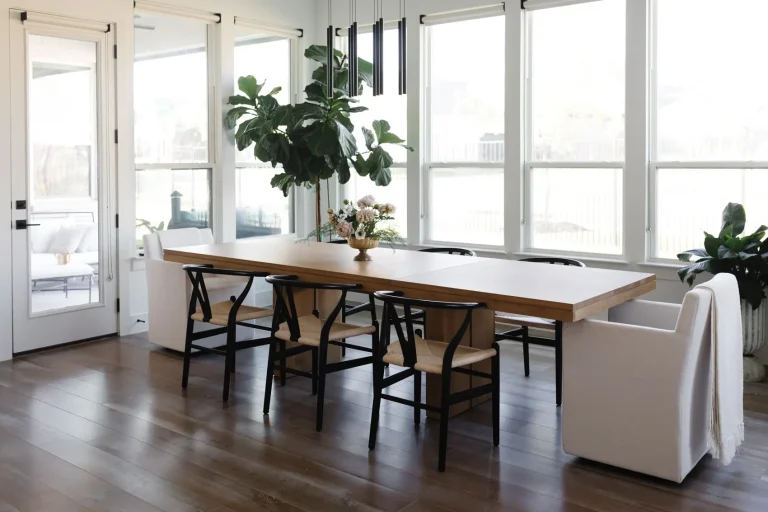 Salle à manger lumineuse avec une table et des chaises en bois minimalistes