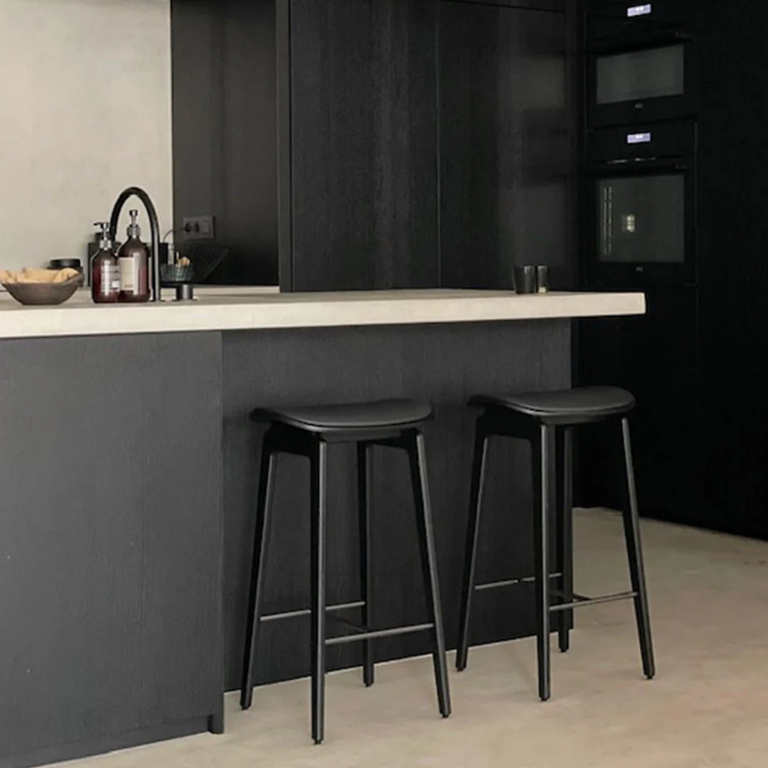 Taburetes de bar tapizados con muebles de cocina oscuros Taburetes de bar tapizados con muebles de cocina oscuros