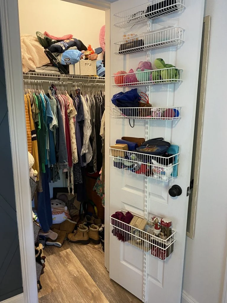 Effective Walk In Closet Wire Shelving Idea Utilize the Closet Door