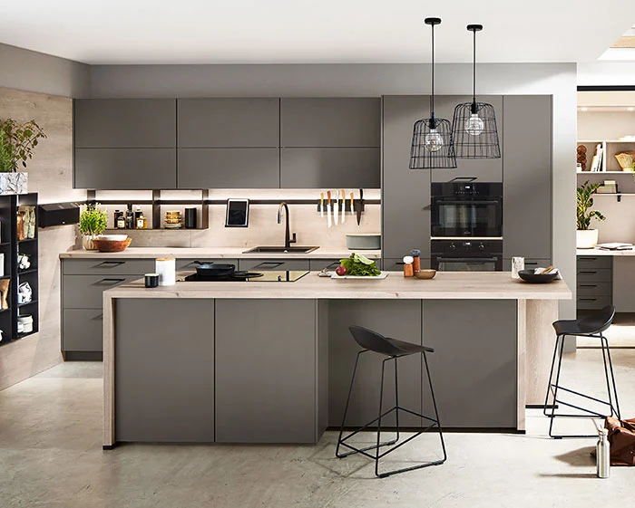 Contemporary kitchen with built in shelves Contemporary kitchen with built in shelves